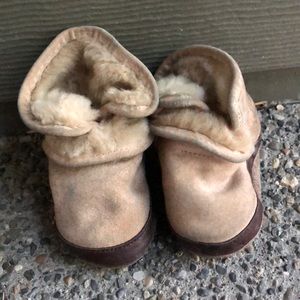 Infant robeez ankle booties with shearling lining